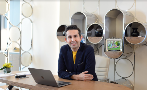 Dr. Ersin Aydın, Ataköy kliniğindeki odasında